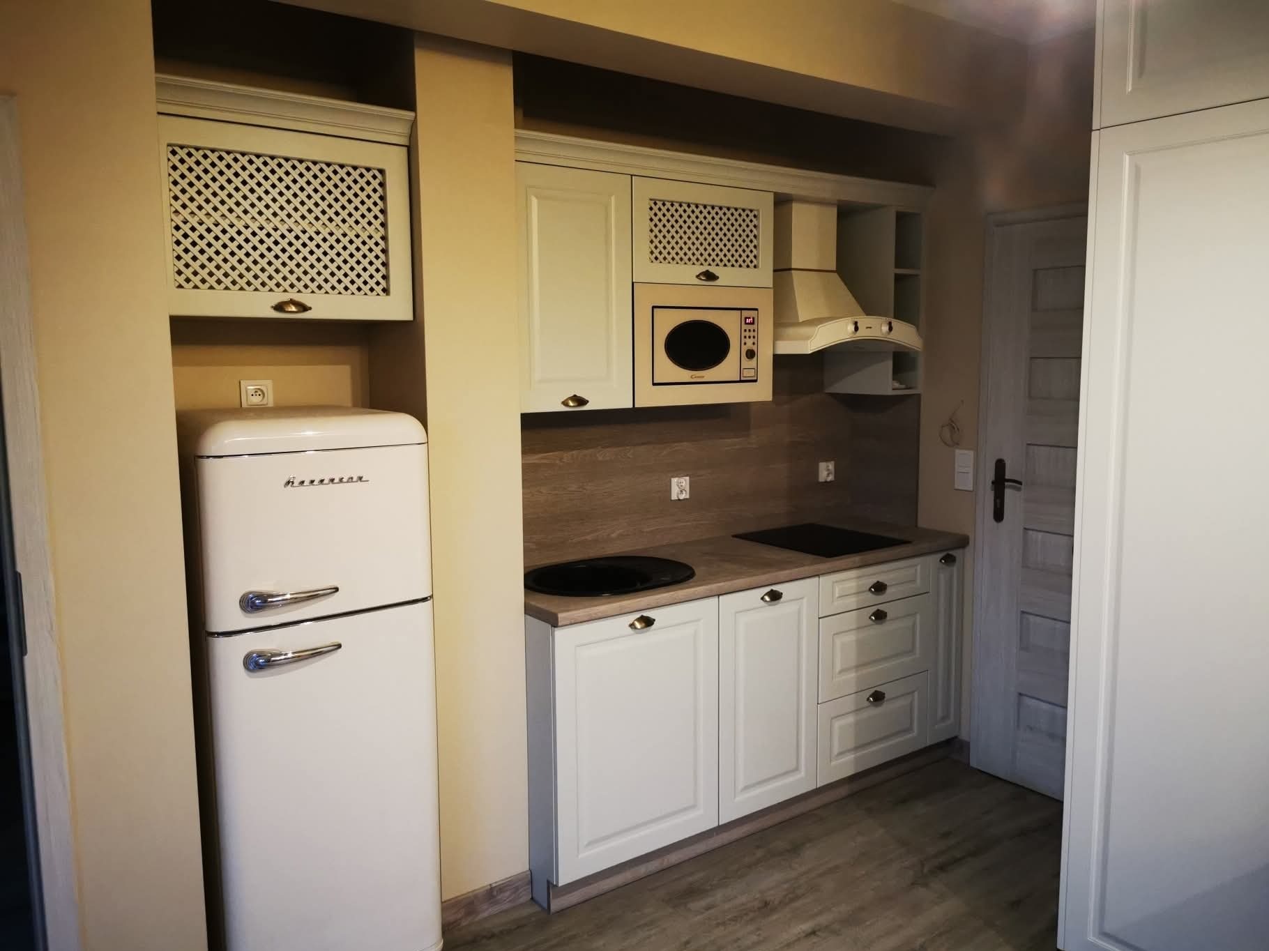 Kuchnia w stylu klasycznym z retro lodówką